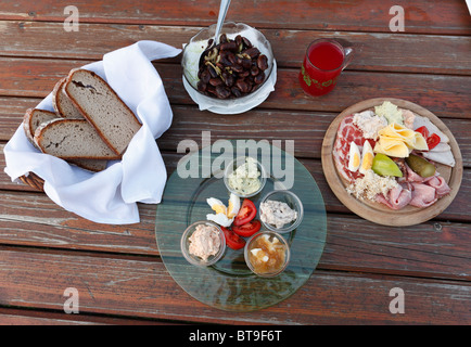 Petit snack, pain et une plaque avec une variété de pâtes à tartiner, Brettljause, une assiette de charcuterie, Styrian scarlet runner beans et Banque D'Images