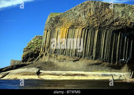 Les colonnes de basalte sur l'île de Staffa à l'entrée de la Grotte de Fingal Banque D'Images