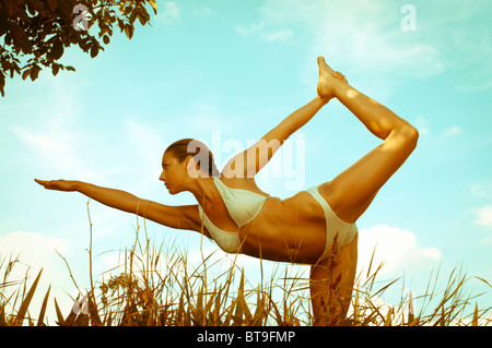 Une jeune femme faisant du yoga à l'extérieur Banque D'Images