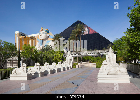 Hotel Louxor avec la pyramide et le Sphinx, Las Vegas, Nevada, USA Banque D'Images