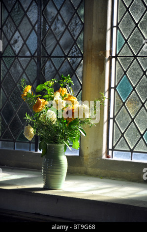 Burgh St Peter, Norfolk, Angleterre : fleurs dans l'église St Mary Banque D'Images