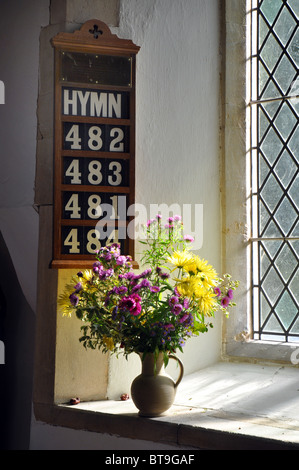 Burgh St Peter, Norfolk : fleurs et hymne nombre dans l'église St Mary Banque D'Images