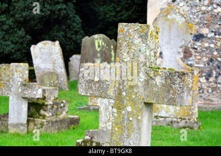 Burgh St Peter, Norfolk, Angleterre : pierres tombales anciennes au St Mary's Church Banque D'Images