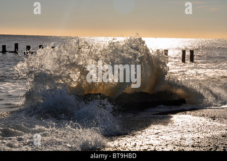 Lowestoft, Suffolk, Angleterre : une vague s'écrase sur la plage du nord Banque D'Images