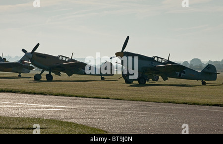 Deux Messerschmitt BF-109's se tiennent prêts, tôt le matin, pour leur participation à une commémoration de la bataille d'Angleterre, 2010 Banque D'Images