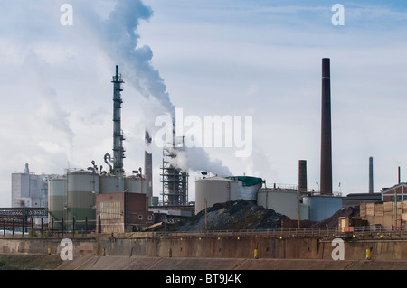 Port de Duisburg, réservoirs de stockage du pétrole, du charbon et des tas de fumeurs cheminées industrielles dans la lumière du soir, Rhénanie du Nord-Westphalie Banque D'Images