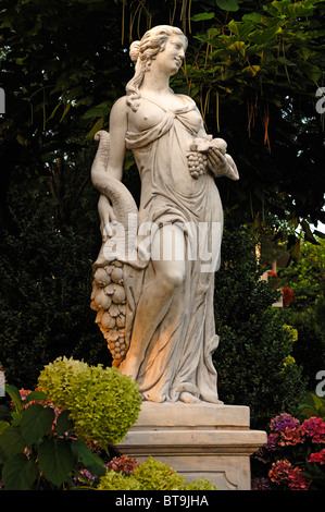 Statue féminine avec une corne, dans le parc de l'hôtel-restaurant Rebstock, Halbguetle 30, Nürnberg, Bade-Wurtemberg Banque D'Images