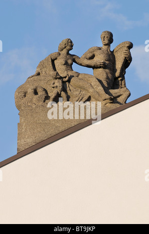 Duisburg City Theatre Opéra allemand sur le Rhin, la statue monumentale de groupe béton compacté sur la gauche de le fronton Banque D'Images