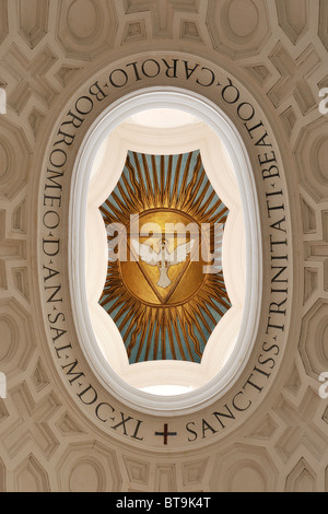 Rome. L'Italie. Église de San Carlo alle Quattro Fontane. Le symbole de la Sainte Trinité dans l'apex de la coupole. Banque D'Images