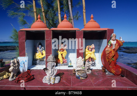 Prière hindoue offrant, Belle Mare Plage publique, Maurice, océan Indien Banque D'Images