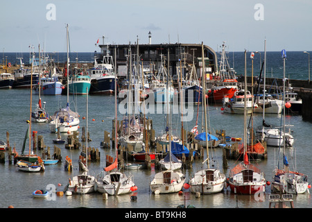 Les navires au port de Bridlington à marée haute. Banque D'Images