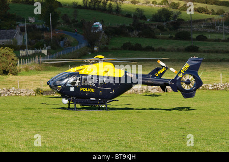 La police PSNI G-hélicoptère Eurocopter EC135 (PSNI) (foregroung) et G-PSNO (Eurocopter EC145) (derrière) a atterri dans un champ Banque D'Images