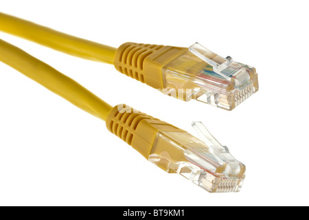 Lan Ethernet RJ45 jaune câble réseau et deux connecteurs Banque D'Images