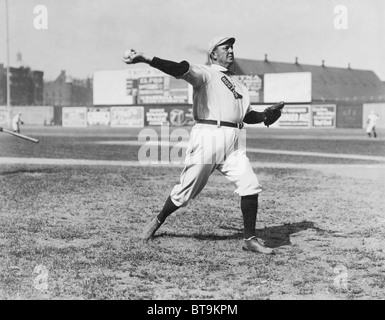 Photo c1908 du légendaire de basket-ball américain Cy Young (Denton vrai jeune) l'échauffement pour les Red Sox de Boston avant un match. Banque D'Images