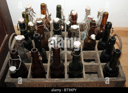 Des caisses en bois avec les anciens types de bouteilles en verre Banque D'Images