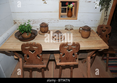 Cuisine dans la vieille cabane en bois, la région de la Mazurie, Pologne Banque D'Images