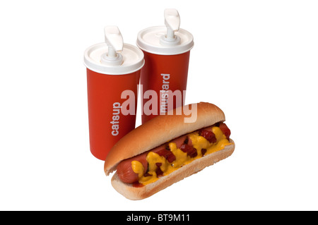 Hot-dog avec du ketchup et de la moutarde et des bouteilles de condiments isolé sur fond blanc avec chemin de détourage. Banque D'Images