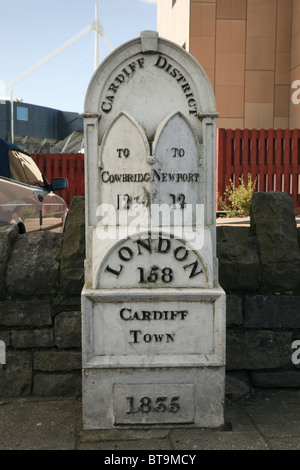 Ancienne étape importante 1835 montrant la distance en miles à Londres du sud du Pays de Galles Cardiff UK. Banque D'Images