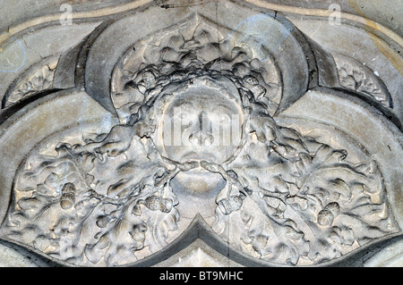 Un homme vert sculpté regarde vers le bas à l'intérieur de l'église de Saint Thomas le Martyr, Rye, East Sussex. Banque D'Images