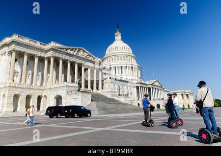 WASHINGTON, DC, États-Unis — le Capitole des États-Unis se dresse majestueusement sur la colline du Capitole, son dôme emblématique s'élevant au-dessus des ailes est et ouest qui abritent le Sénat et la Chambre des représentants. Ce chef-d'œuvre néoclassique, siège du Congrès américain, sert de siège à la branche législative du gouvernement fédéral. Son extérieur blanc saisissant et sa grande architecture en font l'un des symboles les plus reconnaissables de la démocratie et de la gouvernance américaines. Banque D'Images