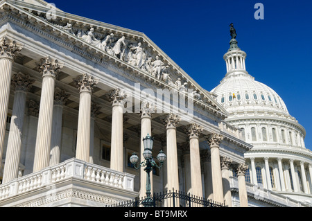 United States Capitol Dome House Wing Washington D.C. // WASHINGTON DC — le dôme du Capitole des États-Unis s'élève au-dessus de l'aile Chambre des représentants du bâtiment historique. Le Capitole, achevé en 1800 avec l'emblématique dôme en fonte ajouté entre 1855 et 1866, abrite les deux chambres du Congrès et sert de siège à la branche législative du gouvernement fédéral américain. La chambre de la Chambre, située dans l'aile sud, est l'endroit où les 435 membres votants de la Chambre des représentants se réunissent pour débattre et voter sur les projets de loi. Banque D'Images