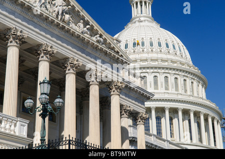 WASHINGTON, DC, États-Unis — le Capitole des États-Unis se dresse majestueusement sur la colline du Capitole, son dôme emblématique s'élevant au-dessus des ailes est et ouest qui abritent le Sénat et la Chambre des représentants. Ce chef-d'œuvre néoclassique, siège du Congrès américain, sert de siège à la branche législative du gouvernement fédéral. Son extérieur blanc saisissant et sa grande architecture en font l'un des symboles les plus reconnaissables de la démocratie et de la gouvernance américaines. Banque D'Images