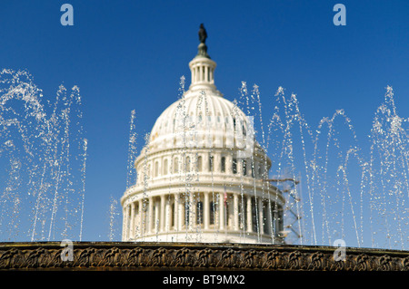 WASHINGTON, DC, États-Unis — le Capitole des États-Unis se dresse majestueusement sur la colline du Capitole, son dôme emblématique s'élevant au-dessus des ailes est et ouest qui abritent le Sénat et la Chambre des représentants. Ce chef-d'œuvre néoclassique, siège du Congrès américain, sert de siège à la branche législative du gouvernement fédéral. Son extérieur blanc saisissant et sa grande architecture en font l'un des symboles les plus reconnaissables de la démocratie et de la gouvernance américaines. Banque D'Images