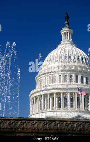 WASHINGTON, DC, États-Unis — le Capitole des États-Unis se dresse majestueusement sur la colline du Capitole, son dôme emblématique s'élevant au-dessus des ailes est et ouest qui abritent le Sénat et la Chambre des représentants. Ce chef-d'œuvre néoclassique, siège du Congrès américain, sert de siège à la branche législative du gouvernement fédéral. Son extérieur blanc saisissant et sa grande architecture en font l'un des symboles les plus reconnaissables de la démocratie et de la gouvernance américaines. Banque D'Images