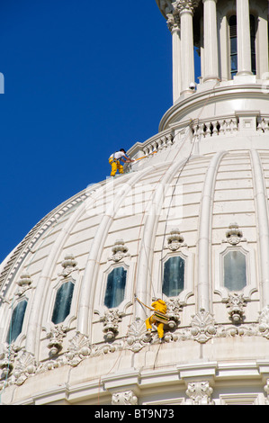 WASHINGTON, DC, États-Unis — le Capitole des États-Unis se dresse majestueusement sur la colline du Capitole, son dôme emblématique s'élevant au-dessus des ailes est et ouest qui abritent le Sénat et la Chambre des représentants. Ce chef-d'œuvre néoclassique, siège du Congrès américain, sert de siège à la branche législative du gouvernement fédéral. Son extérieur blanc saisissant et sa grande architecture en font l'un des symboles les plus reconnaissables de la démocratie et de la gouvernance américaines. Banque D'Images