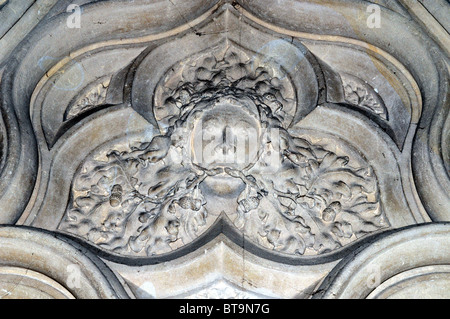 Un homme vert sculpté regarde vers le bas à l'intérieur de l'église de Saint Thomas le Martyr, Rye, East Sussex. Banque D'Images