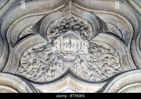 Un homme vert sculpté regarde vers le bas à l'intérieur de l'église de Saint Thomas le Martyr, Rye, East Sussex. Banque D'Images