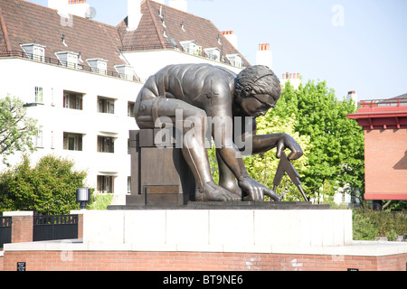 Sculpture en bronze, Newton, après William Blake, 1995, par Eduardo Paolozzi. British Library. Londres. L'Angleterre Banque D'Images