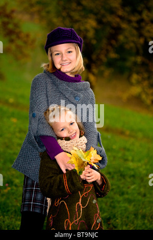 Deux sœurs dans un parc en automne Banque D'Images