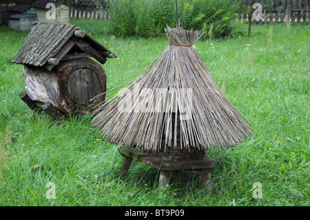 Les anciens types de ruches, Parc Ethnographique à Olsztynek, Pologne Banque D'Images