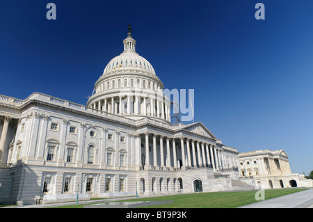 WASHINGTON, DC, États-Unis — le Capitole des États-Unis se dresse majestueusement sur la colline du Capitole, son dôme emblématique s'élevant au-dessus des ailes est et ouest qui abritent le Sénat et la Chambre des représentants. Ce chef-d'œuvre néoclassique, siège du Congrès américain, sert de siège à la branche législative du gouvernement fédéral. Son extérieur blanc saisissant et sa grande architecture en font l'un des symboles les plus reconnaissables de la démocratie et de la gouvernance américaines. Banque D'Images