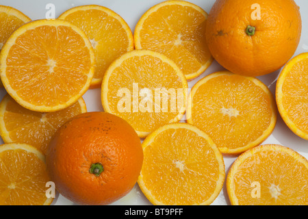 Les oranges coupent plusieurs tranches pour la consommation Banque D'Images