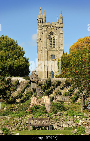 Statue du Roi Alfred dans les ruines de l'abbaye de Shaftesbury (la tour appartient à l'église Holy Trinity) Dorset UK Banque D'Images