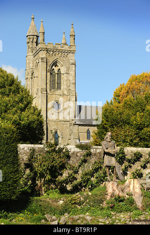 Statue du Roi Alfred dans les ruines de l'abbaye de Shaftesbury (la tour appartient à l'église Holy Trinity) Dorset UK Banque D'Images