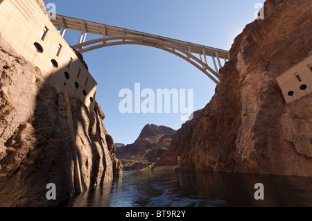 Hoover Dam Bridge - vu de l'étage inférieur de l'Hoover Dam. Banque D'Images