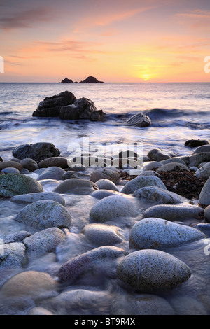 La Brison's Rocks capturés à Boulder Porth Nanven Cove éparpillés près de St Just à Cornwall Banque D'Images