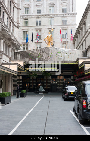 Le Strand entrée de la Savoy Hotel, Londres, quelques jours après avoir ré-ouvert après une £220M 3 remise à neuf de l'année Banque D'Images