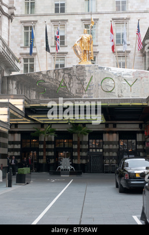 Le Strand entrée de la Savoy Hotel, Londres, quelques jours après avoir ré-ouvert après une £220M 3 remise à neuf de l'année Banque D'Images