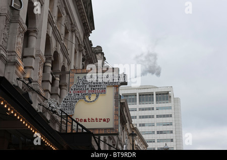 Arme du signe 'publicité' La Deathtrap au Noel Coward Theatre, St Martins Lane, London. Banque D'Images