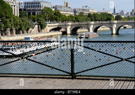 Cadenas d'amour sur le Pont des Arts la passerelle sur la Seine,Paris,France,jardin Vert-Galant Banque D'Images