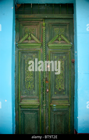 Un vieux, pâle, vert porte peinte dans le marché des sorcières street de La Paz, Bolivie. Banque D'Images