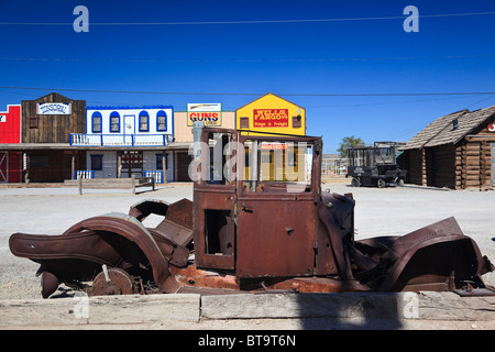 Boutiques de souvenirs et de la vieille voiture rouillée sur l'historique Route 66, Antares, Kingman, Arizona, USA, Amérique du Nord Banque D'Images