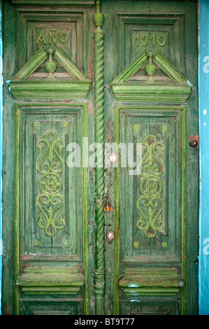 Un vieux, pâle, vert porte peinte dans le marché des sorcières street de La Paz, Bolivie. Banque D'Images