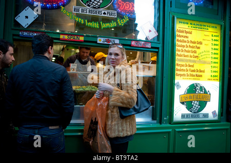 Paris, France, Street Scene, le quartier du Marais, jeunes femmes à la mode qui achètent des plats à emporter, au restaurant juif, Affiches, fourrure Banque D'Images