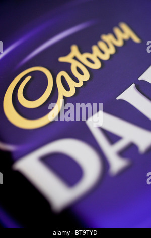 Détail de chocolat Cadbury's Dairy Milk et Logo Banque D'Images