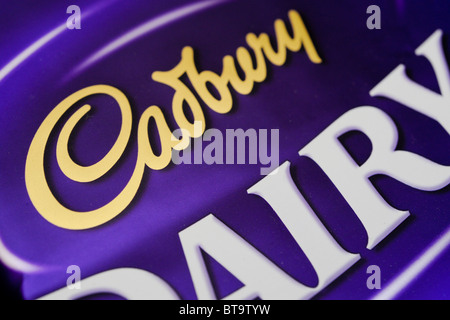 Détail de chocolat Cadbury's Dairy Milk et Logo Banque D'Images